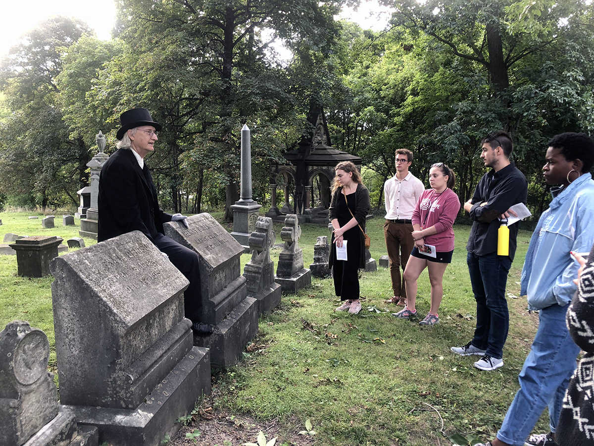 SU honors class tour at Oakwood